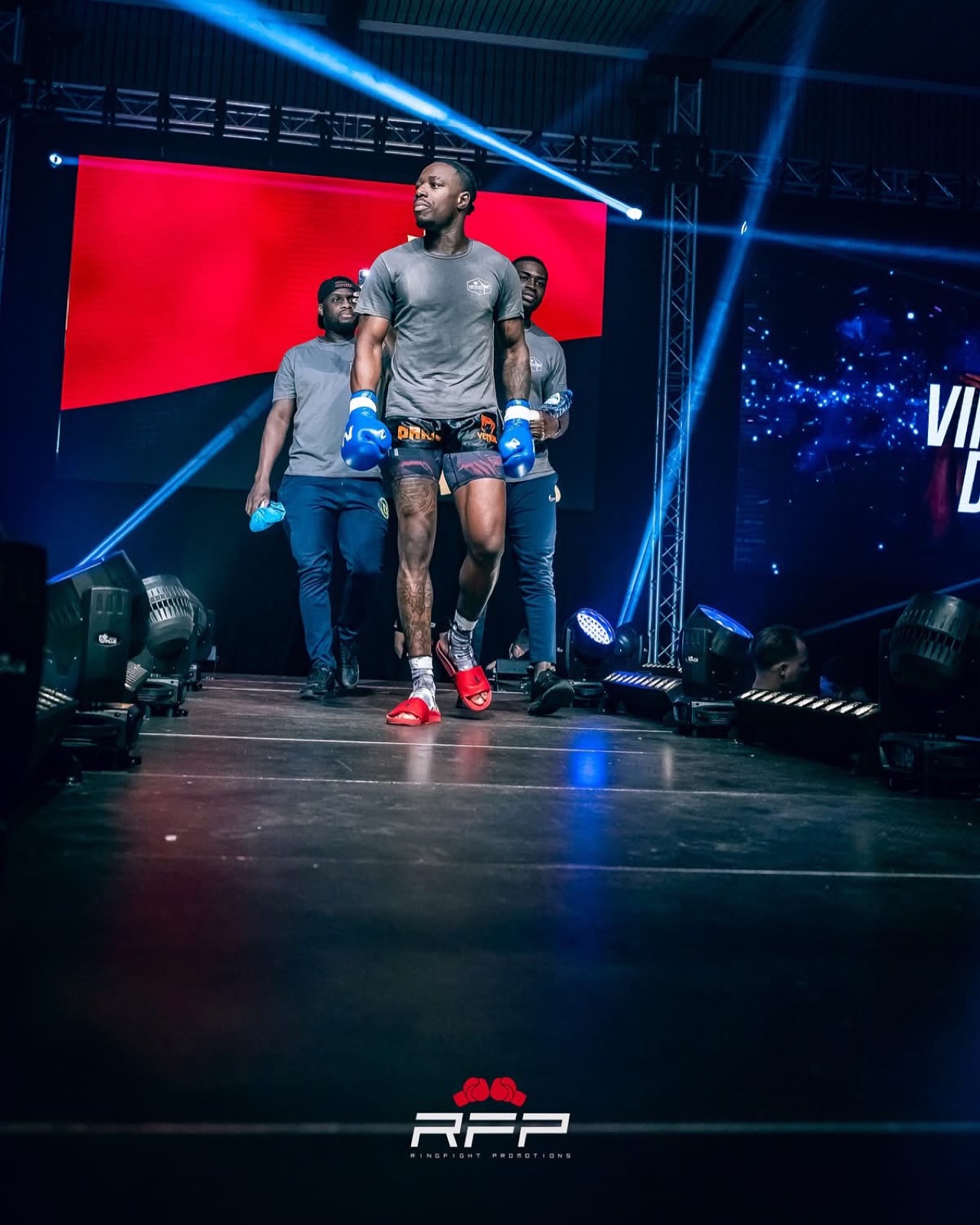 Vinda Daniels entre sur le ring