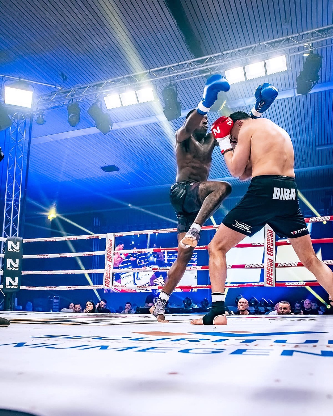 Vinda lance un coup de pied pendant un combat