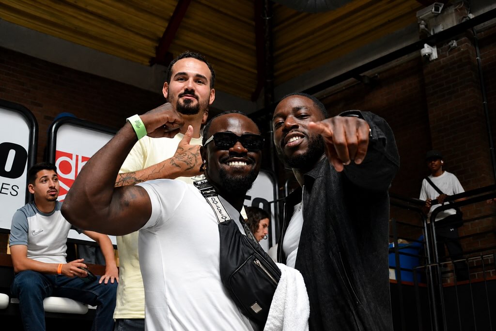 Vinda pose avec des amis dans la salle
